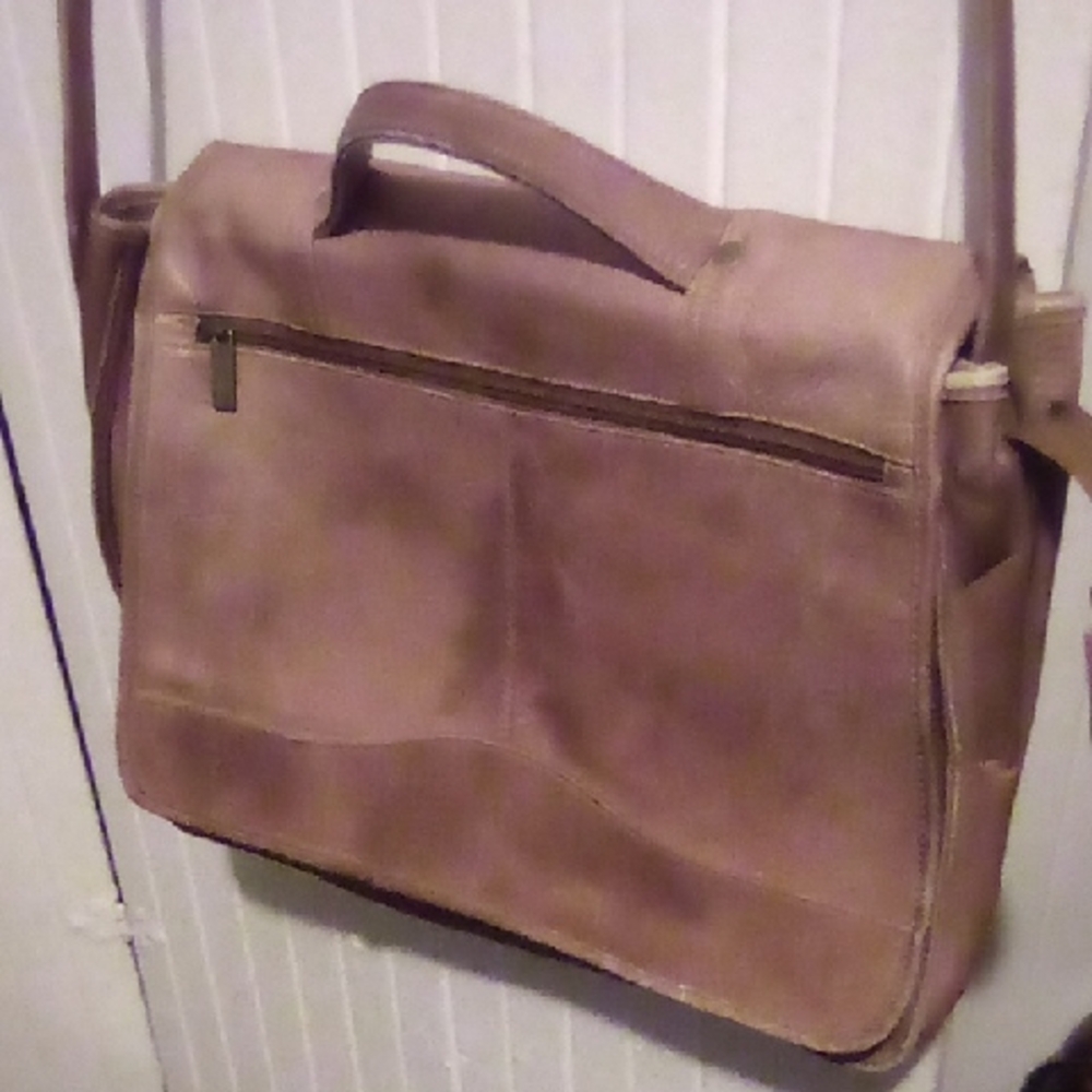 All Leather Large Messenger Bag With Handle And Large Adjustable Straps.